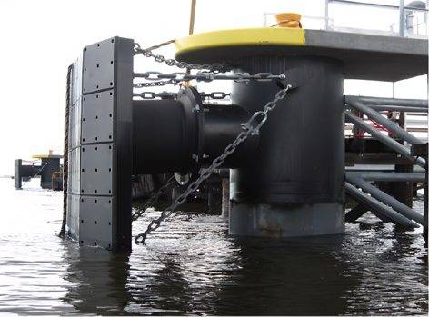 Marine safety equipment combining rubber fenders and maritime steel structures Marine safety equipment combining rubber fenders and maritime steel structures